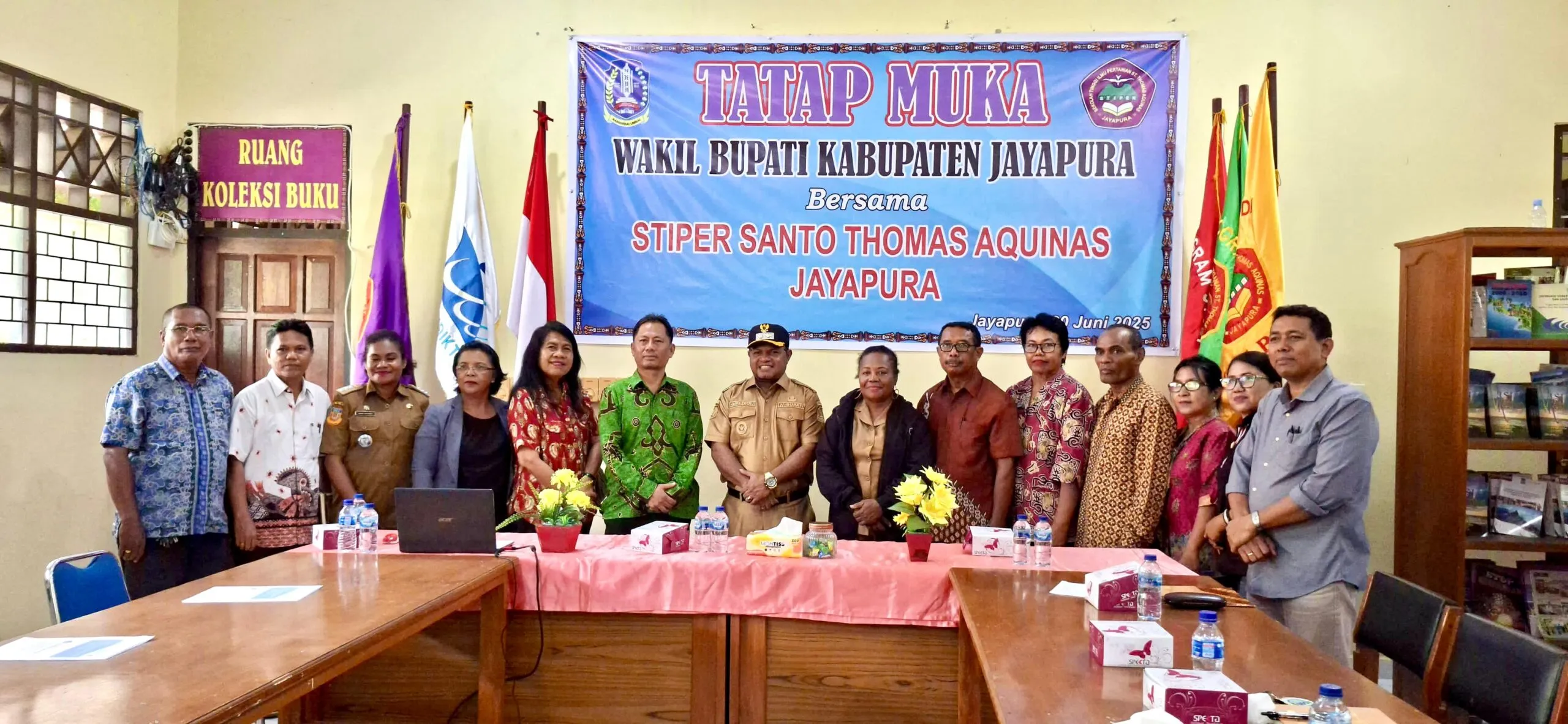 Wakil Bupati Jayapura, Haris Richard S. Yocku, S.H., saat foto bersama Kepala STIPER Santo Thomas Aquinas Jayapura, Dr. Yunus P. Paulangan, S.Kel., M.Si dan pengurus, di Jalan Akuatan I Kemiri Sentani. Selasa (20/05/2025
