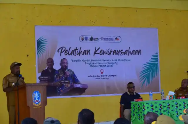 Bupati Jayapura, Dr. Yunus Wonda, SH, MH saat mmeberikan sambutan pada acara tatap muka dan pelatigan kewirausahaan, di Aula Kantor Distrik Depapre, Selasa (20/05/2025)