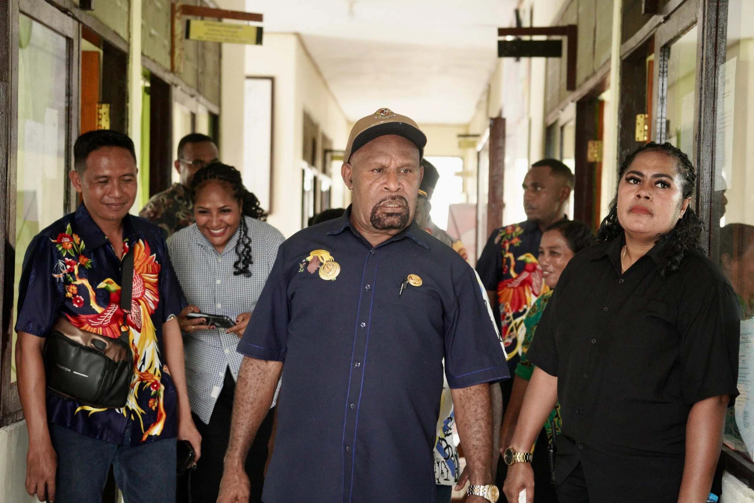 Bupati Jayapura, Dr. Yunus Wonda, S.H., M.H., saat berkunjung ke Kantor Distrik Sentani Barat. Kamis (22/005/2025)