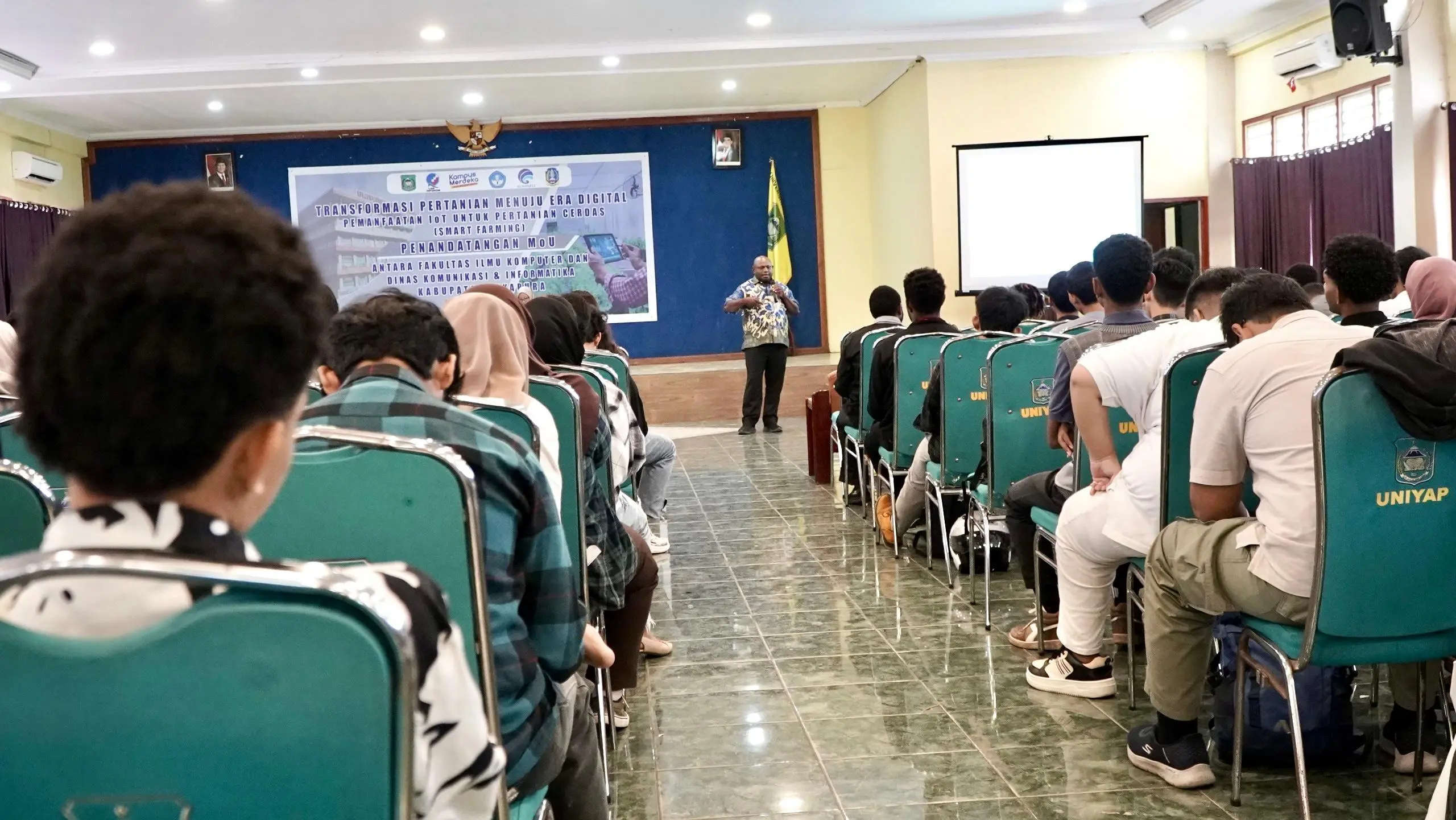 Kepala Dinas Komunikasi dan Informatika (Diskominfo) Kabupaten Jayapura, Gustaf Griapon, S.T., M.Sos., sedang menyajikan materi tentang pertanian cerdas kepada para mahasiswa dalam kuliah umum di Fakultas Ilmu Komputer (Fikom) Universitas Yapis Papua. Kamis (08/05/2025)