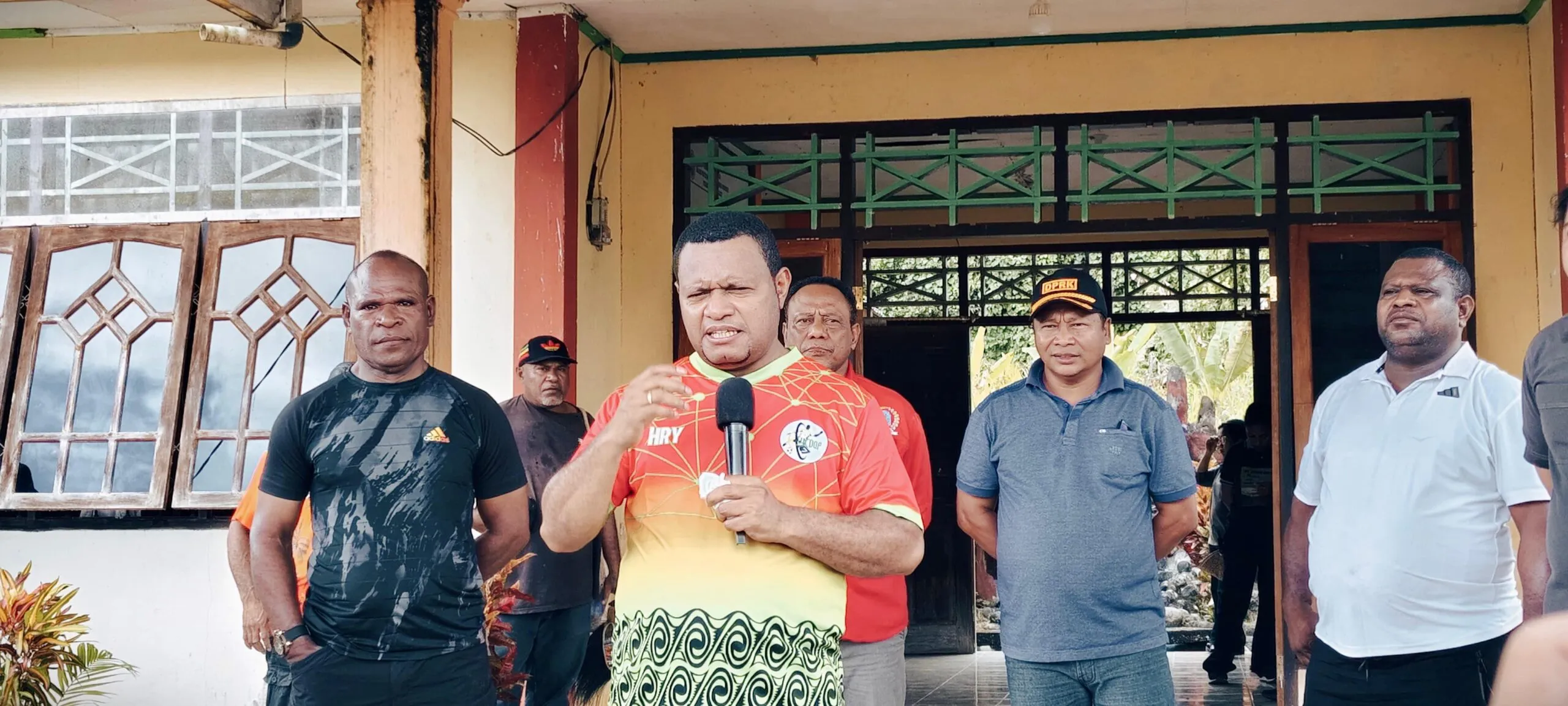 Wakil Bupati Jayapura, Haris Richard S. Yocku, S.H., saat berdialog dengan masyarakat di Distrik Kaureh. Rabu (14/05/2025)