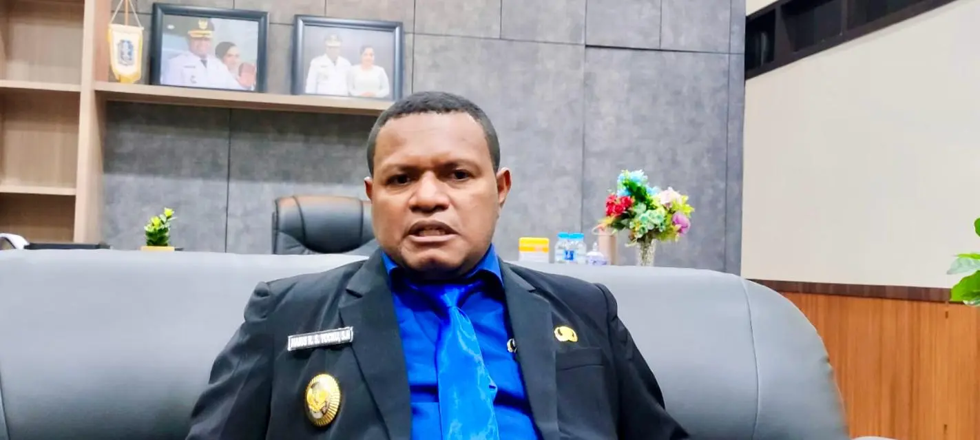 Wakil Bupati Jayapura, Haris Richard S. Yocku saat diwawancara di ruang kerjanya. Jumat (11/04/2025