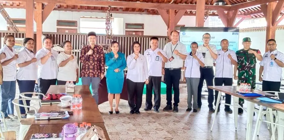 Foto bersama Asisten 1 Bidang Pemerintah Setda Kab. Jayapura Elphyna Situmorang, S.STP., M.KP., bersama sejumlah OPD, Ibu-ibu PKK, Unsur TNI, Polri dan Swasta