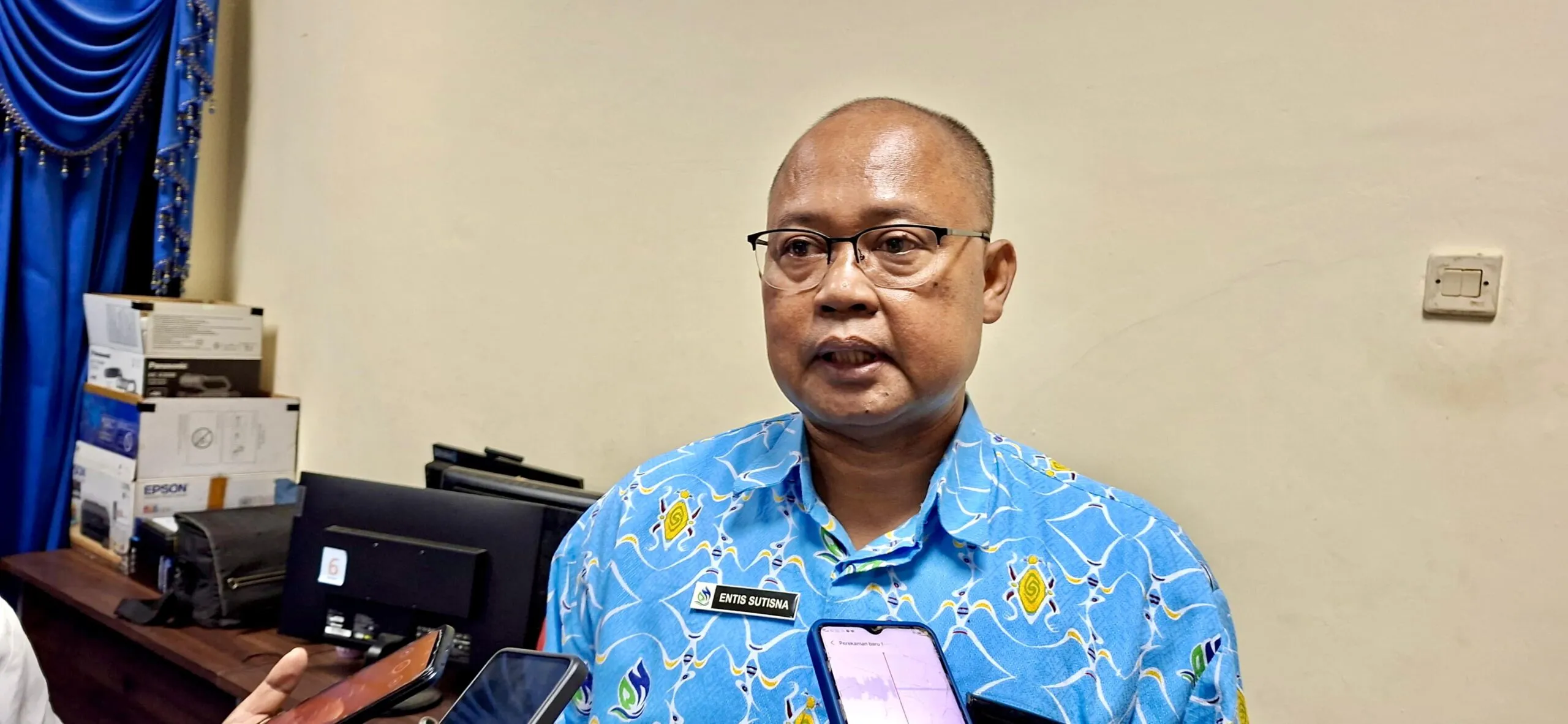 Direktur PT. Air Minum Jayapura Robongholo Nanwani, Entis Sutisna saat diwawancara di Sentani. Kamis (08/05/2025)