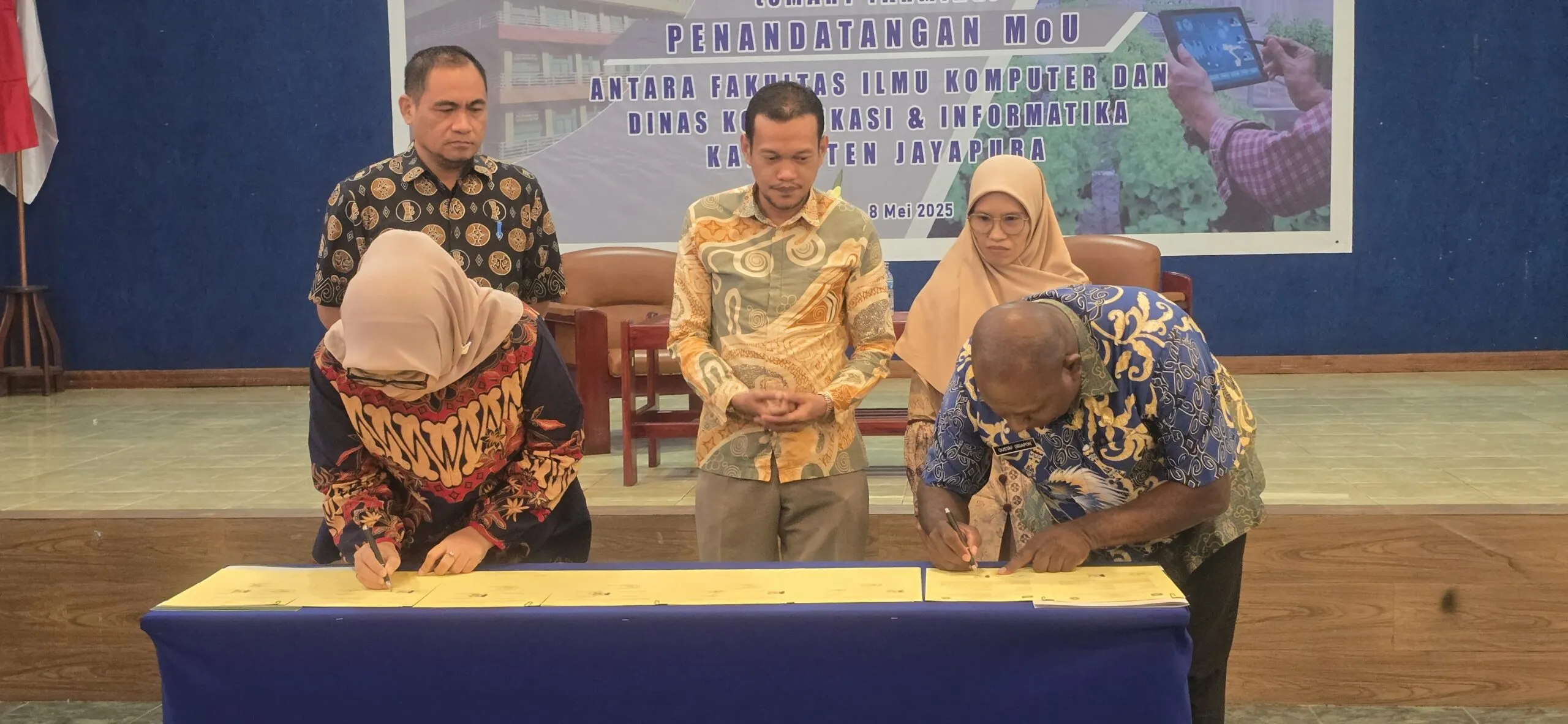 Kepala Dinas Komunikasi dan Informatika Kabupaten Jayapura, Gustaf Griapon, S.T., M.Sos., bersama Dekan Fakultas Ilmu Komputer Uniyap Papua, Dr. Rasna, S.T., M.Cs., sedang menandatangani Memorandum of Understanding (MoU) dengan disaksikan oleh Wakil Rektor Bidang Kemitraan, Kewirausahaan Inovasi, Dr. Andri Irawan, S.E., M.Si., di Auditorium H. Daud Syamsudin Pontoh Universitas Yapis Papua, Dok V Jayapura. Kamis (08/05/2025)