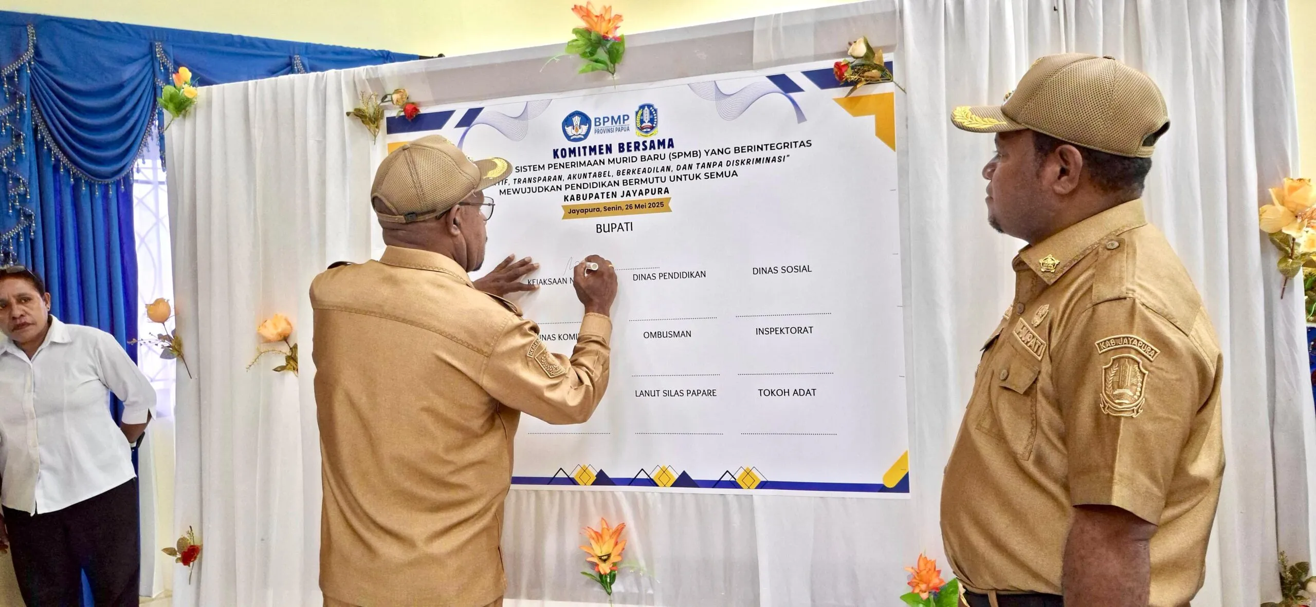 Bupati Jayapura, Dr. Yunus Wonda, S.H., M.H., saat menandatangani SPMB di Aula 2 Kantor Bupati Jayapura. Senin (26/05/2025