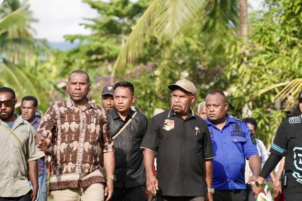 Bupati Jayapura, Yunus Wonda, S.H., M.H., didampingi rombongan dalam lawatannya ke Kampung Muaif Distrik Demta