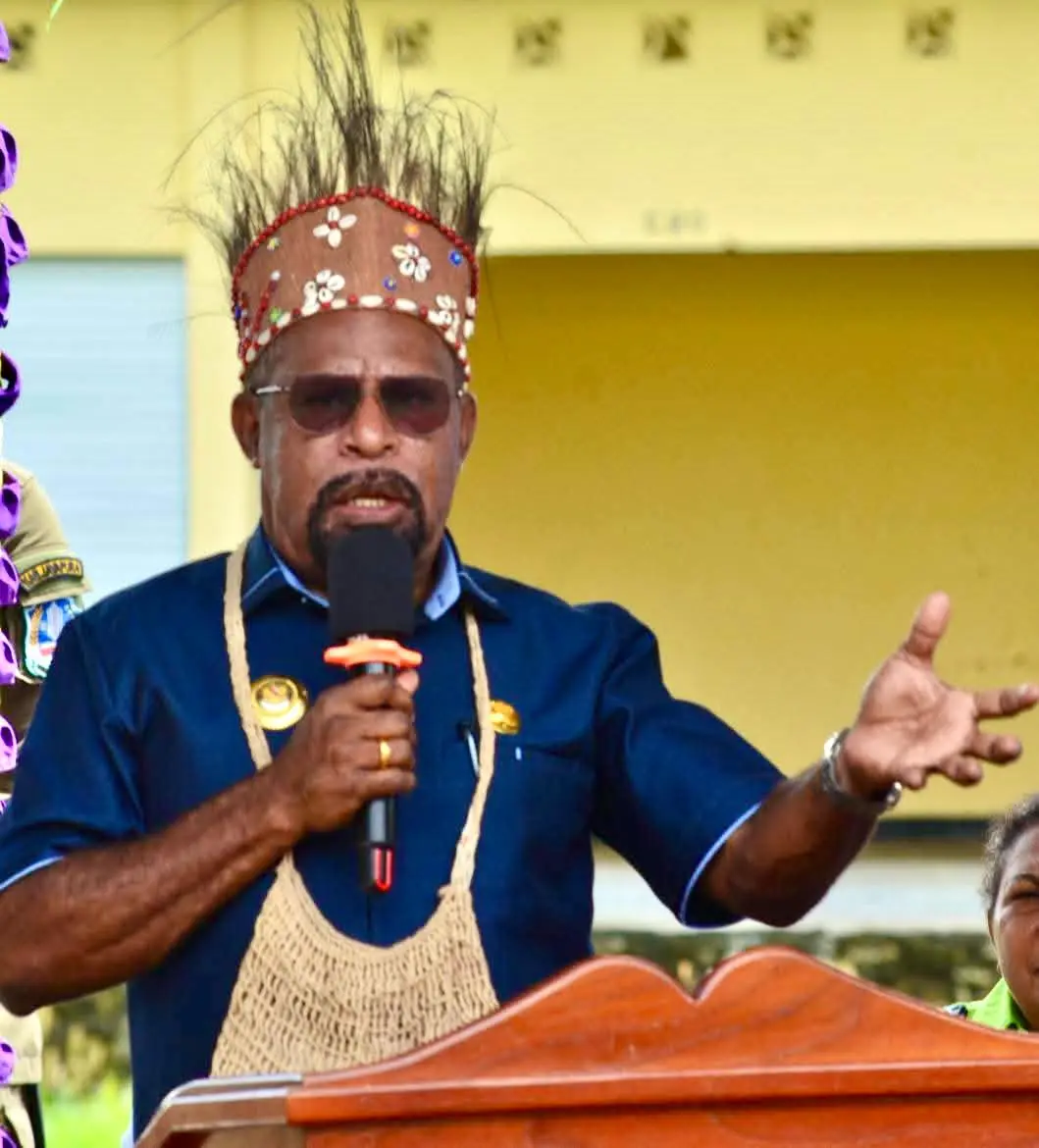 Bupati Jayapura, Dr. Yunus Wonda, S.H., M.H., sedang menyampaikan pesan-pesannya kepada para pedagang tetapi juga kepada semua masyarakat di Lembah Grime saat meresmikan Pasar Banuku Kampung Kuipons, Distrik Nimboran. Kamis (15/05/2025)