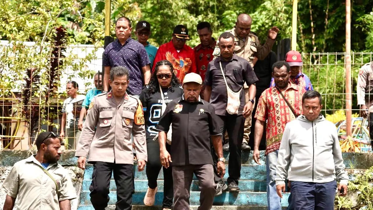 Kapolsek Demta Ipda Ignatius Sepbiantoro, S.H., dampingi Bupati Jayapura Dr. Yunus Wonda, S.H., M.H., saat tinjau beberapa tempat di Distrik Depapre