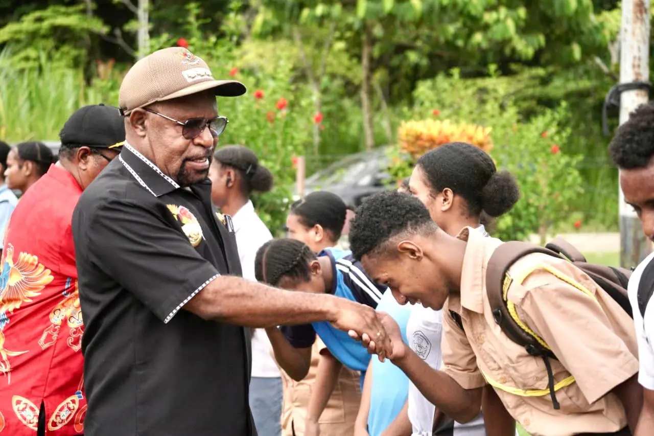 Foto Bupati Jayapura Dr. Yunus Wonda, S.H., M.H., disambut siswa SMA Negeri Demta