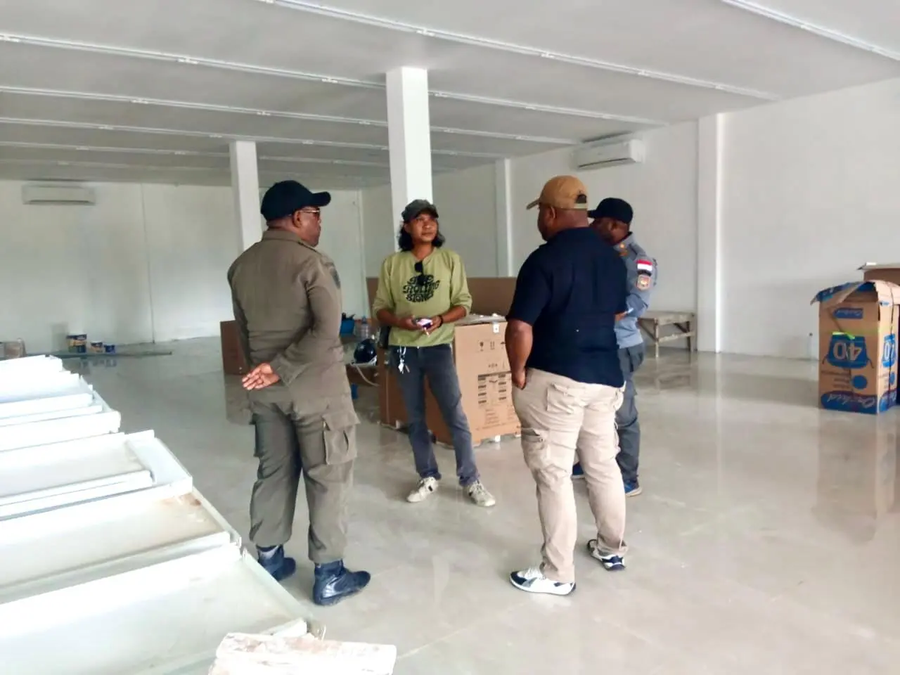 Plt. Kasatpol PP Kabupaten Jayapura, Jefri Hendry Pouw bersama anggotanya ketika memimpin langsung penghentian pendirian Alfamidi di Doyo Baru