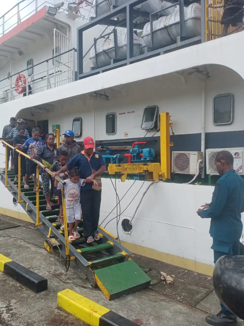 Tampak aktivitas bongkar muat KM. Sabuk Nusantara 81 di Pelabuhan Depapre, Kamis (05/06/2025)