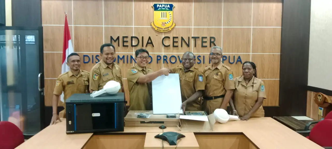 serahkan langsung oleh Kepala Dinas Komunikasi dan Informatika (Diskominfo) Provinsi Papua, Jeri Agus Yudianto, S.Kom di ruang media center di Kantor Dinas Kominfo Provinsi Papua, Selasa (10/06/2025) lalu yang di terima oleh, Kepala Dinas Kominfo Kabupaten Jayapura, Gustaf Griapon, ST, M.Sos di damping Kasie Pengembangan Infrastruktur Tekno dan Integrasi dan Sistem Informasi, Aminadap Reniban, ST dan Kasie Keamanan Informasi dan Persandian, Marthince Sagisolo, S.Kom.