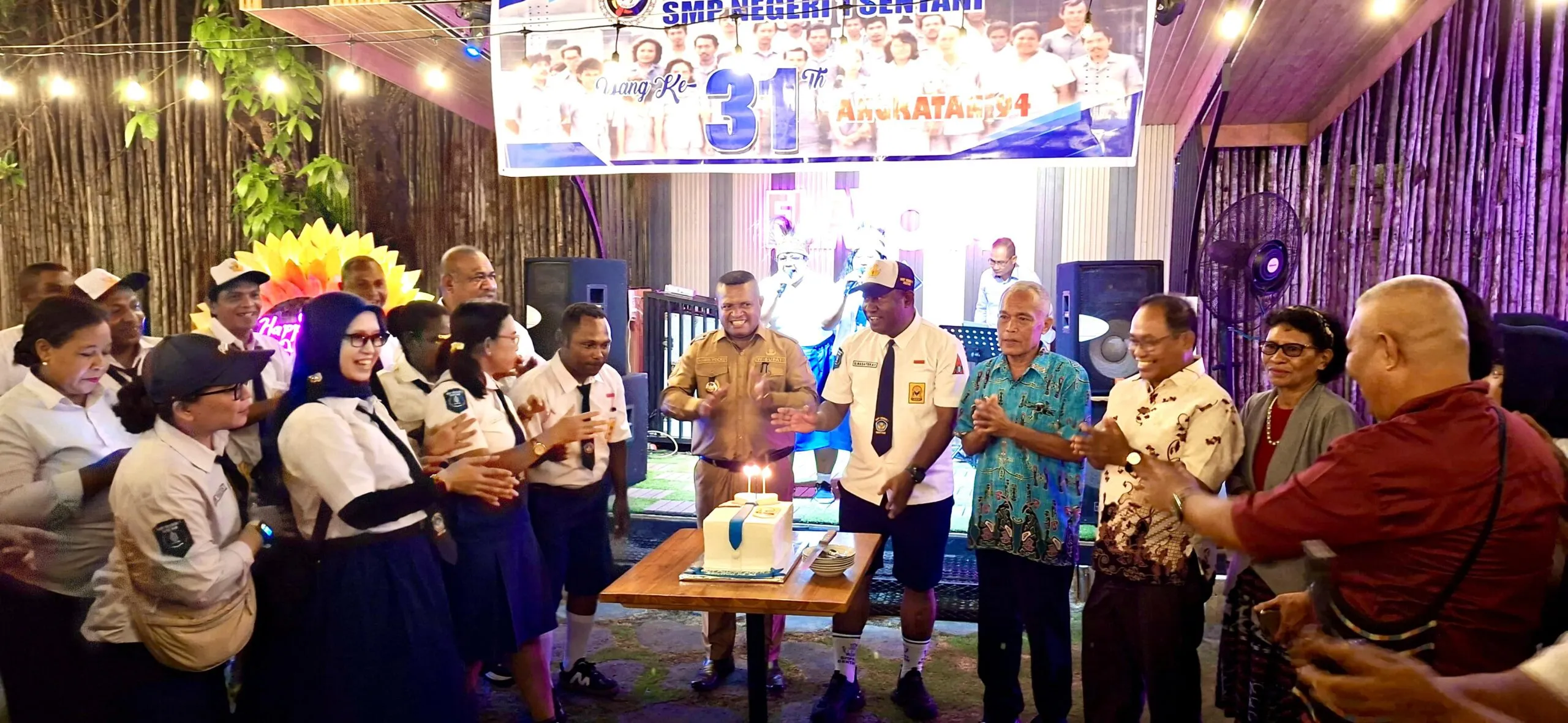 Renuni Dengan Seragam, Wabup Haris Yocku: Alumni SMP Negeri 1 Sentani Angkatan -94 Jaga Kebersamaan