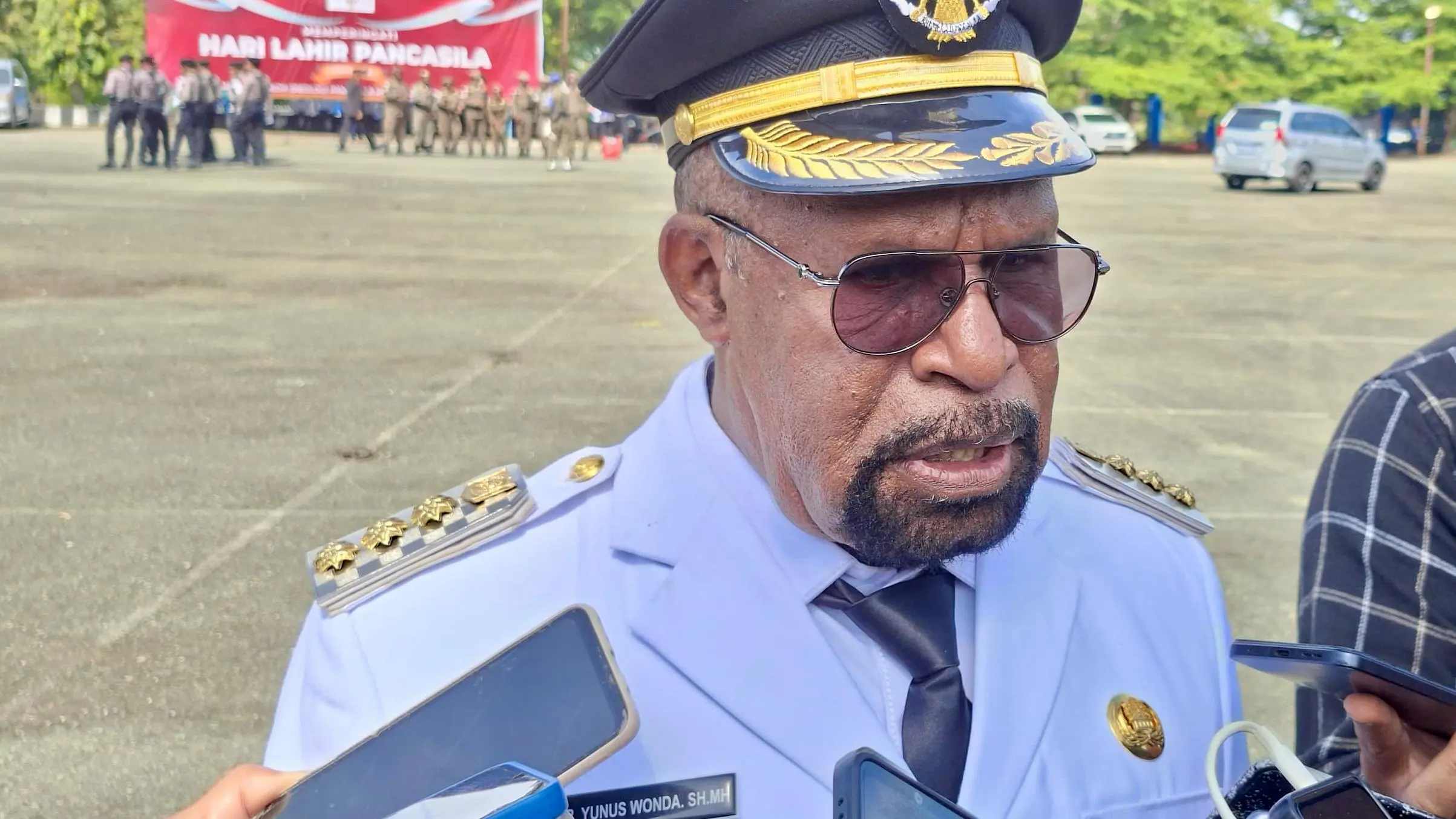 Bupati Jayapura, Dr. Yunus Wonda, S.H., M.H., saat diwawancara