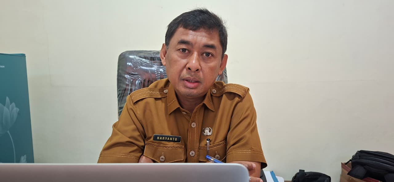 Kepala Dinas Koperasi dan UMKM Kabupaten Jayapura, Haryanto, S.E., saat diwawancara di ruang kerjanya. Selasa (09/06/2026)
