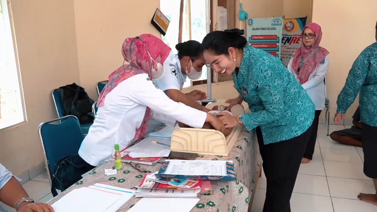 Ketua TP-PKK Kabupaten Jayapura, Ny. Dewi Sartika Wonda,S.Par., memantau langsung proses penimbangan balita di Posyandu Pacema.