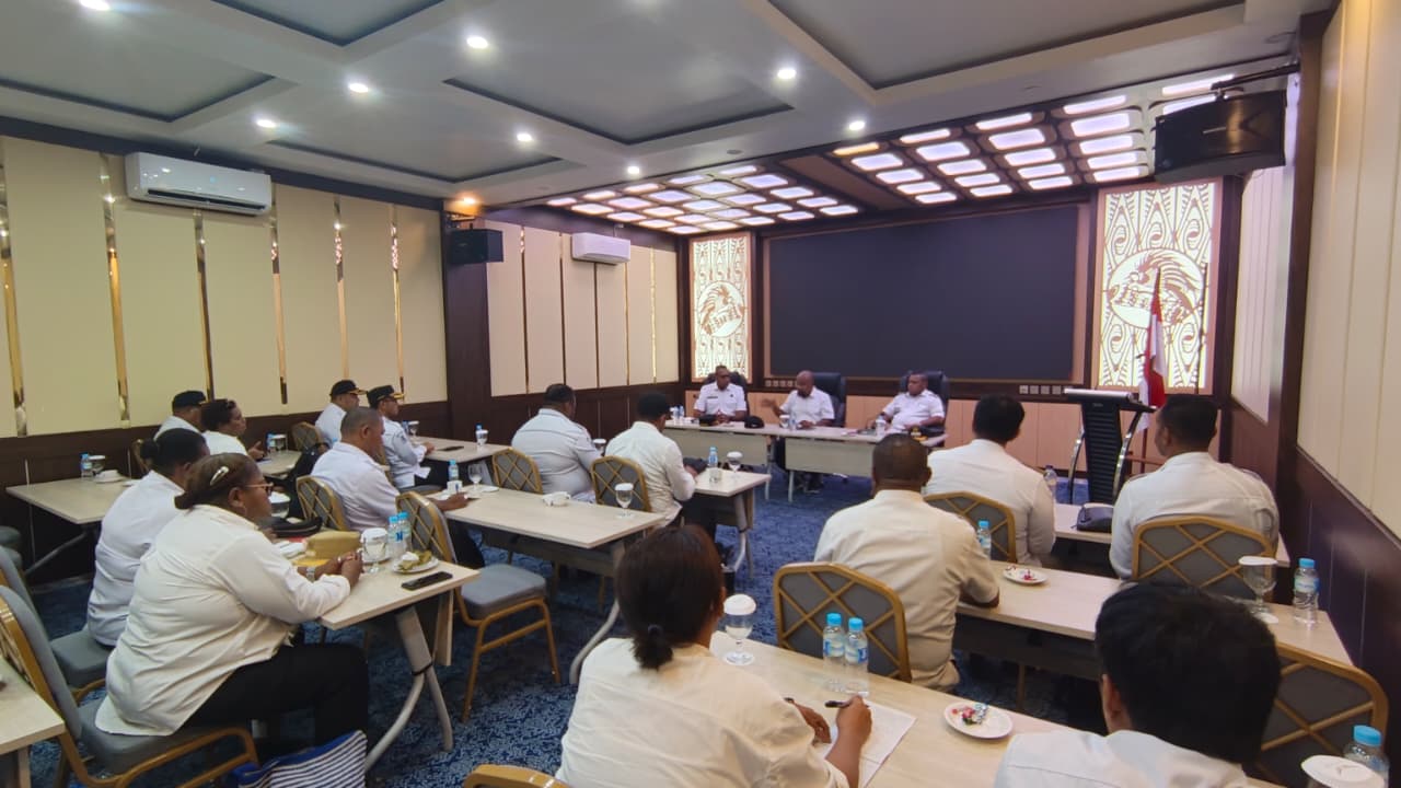 Bupati Jayapura, Dr. Yunus Wonda, S.H., M.H., bersama Wakil Bupati Jayapura, Haris Richard S., Yocku, S.H., Sekretaris Daerah, Para Asisten, seluruh Organisasi Perangkat Daerah (OPD) di lingkungan Pemerintah Kabupaten Jayapura, dan para Kepala Distrik, membahas persiapan Festival Danau Sentani (FDS) XV serta rapat evaluasi dan arahan tehnis untuk penyusunan renja 2027 menggunakan pagu anggaran tahun 2026, di Hotel Cartenz Sentani. Rabu (24/6/2026)