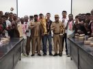 Foto bersama, Bupati Jayapura, Dr. Yunus Wonda, S.H., M.H., Ketua KONI Kabupaten Jayapura, Haris Richard S. Yocku, S.H., bersama para Atlet di Aula Lantai I Kantor Bupati Jayapura. Senin (22/6/2026)