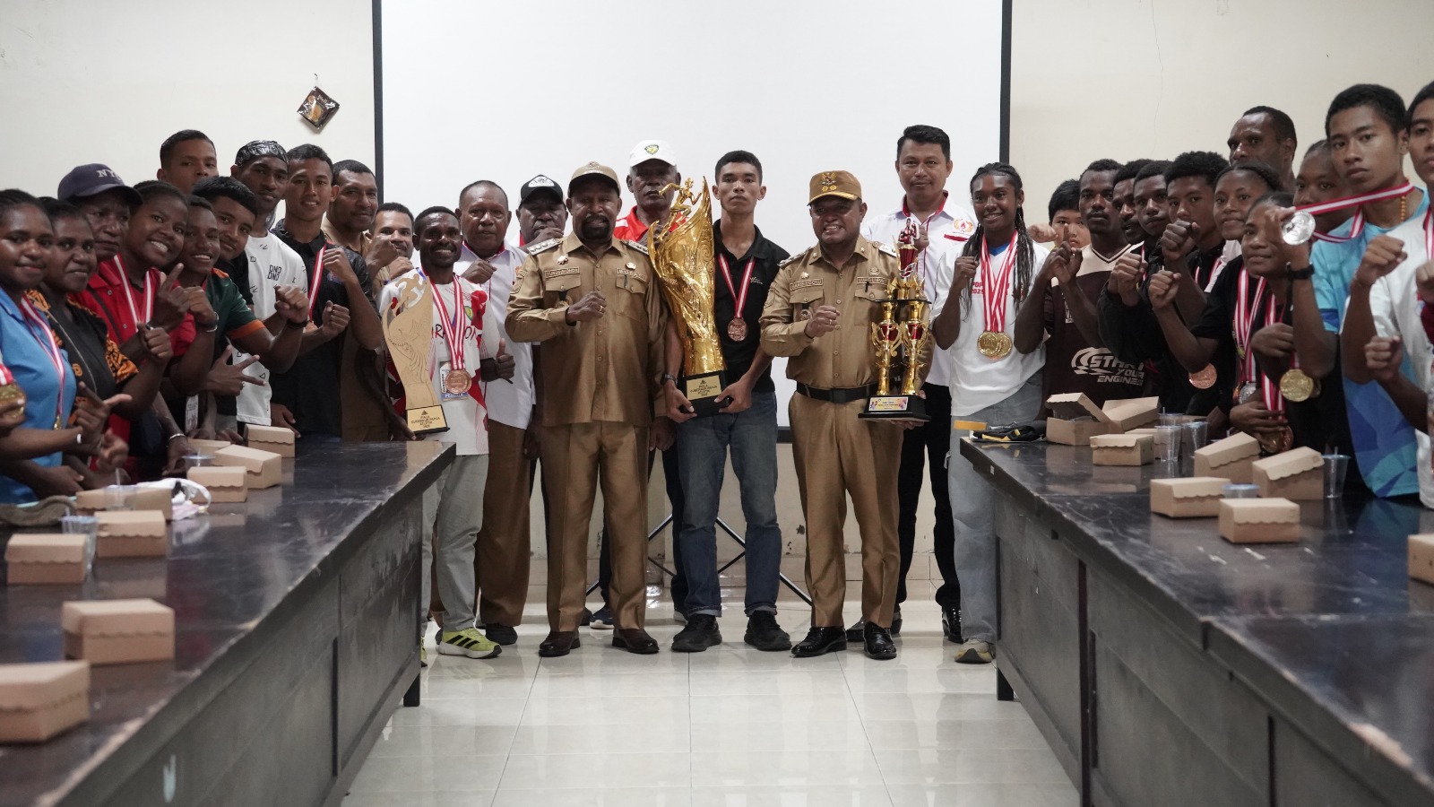 Foto bersama, Bupati Jayapura, Dr. Yunus Wonda, S.H., M.H., Ketua KONI Kabupaten Jayapura, Haris Richard S. Yocku, S.H., bersama para Atlet di Aula Lantai I Kantor Bupati Jayapura. Senin (22/6/2026)