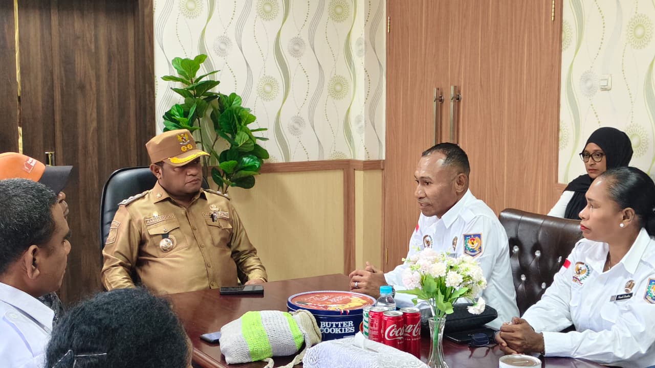 Wakil Bupati Jayapura, Haris Richard S. Yocku, S.H., saat menerima Nakes Puskesmas Waibu di ruang rapat Wakil Bupati Jayapura. Senin (15/6/2026)