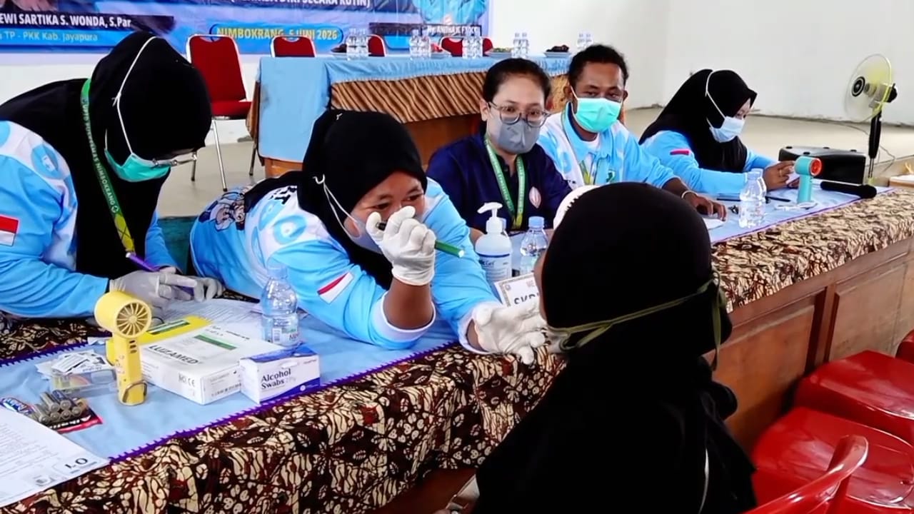 Tim Puskesmas Nimbokrang melakukan cek kesehatan gratis bagi warga, sebagai langkah deteksi dini penyakit, berkat sinergi yang terjalin erat dengan TP PKK Kabupaten Jayapura.
