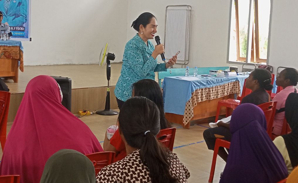 Momen Ny. Dewi Sartika Wonda, menyampaikan materi sosialisasi dihadapan ratusan warga Nimbokrang, yang hendak memeriksakan diri memanfaatkan Program Kesehatan Gratis.
