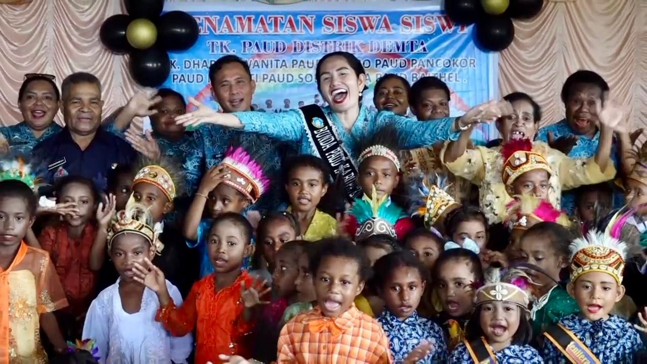 Momen kebersamaan Ketua TP-PKK Kabupaten Jayapura Ny. Dewi S. Wonda, foto bersama anak-anak PAUD se-Distrik Demta