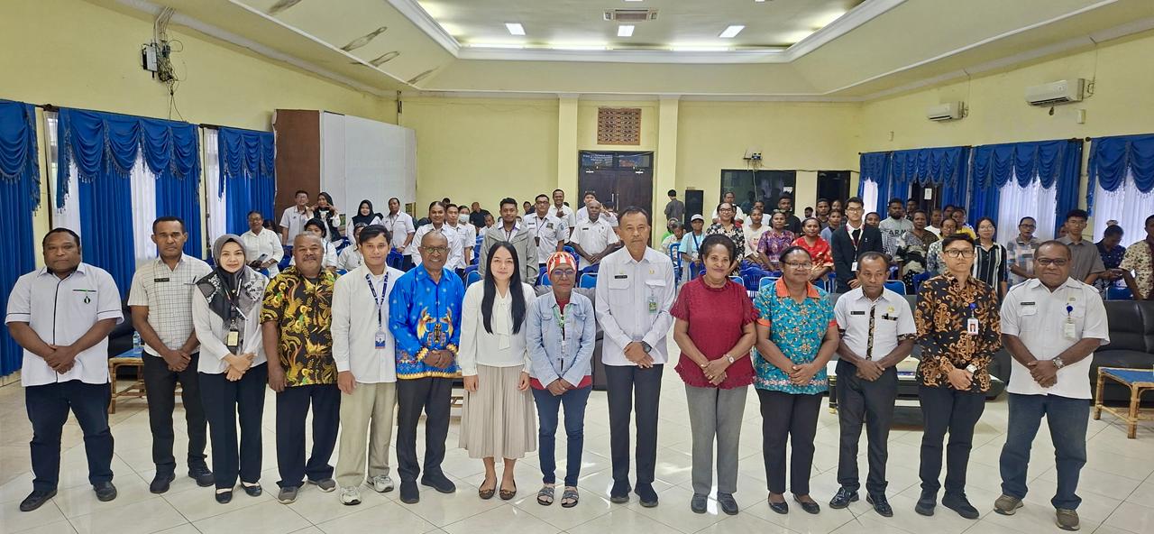 Foto bersama Asisten II Bidang Perekonomian dan Pembangunan Sekretariat Daerah (Setda) Kabupaten Jayapura, Dr. Abdul Rahman Basri, S.Sos., M.KP., didampingi Sekretaris Kominfo, Kepala Bidang Layanan e- Government, Perwakilan OPD, peserta dan tamu undangan, pada kegiatan literasi digital kepada pelaku Usaha Mikro, Kecil, dan Menengah (UMKM) Orang Asli Papua (OAP), di Aula Lantai II Kantor Bupati Jayapura. Rabu (3/6/2026