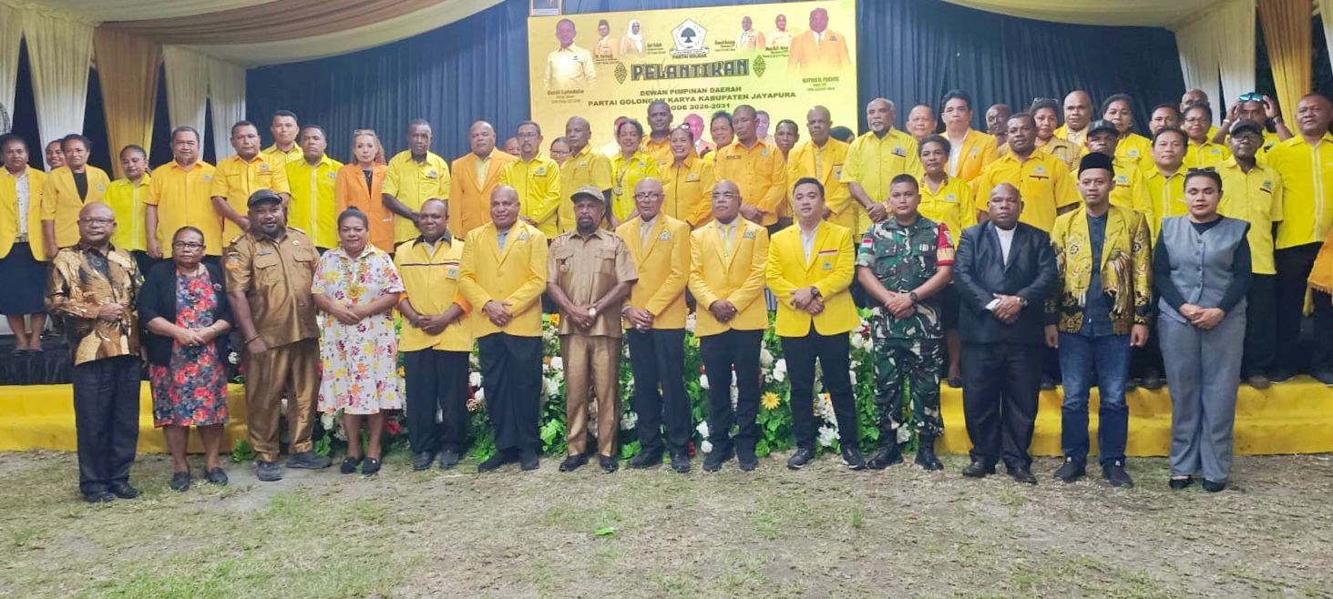 Bupati Jayapura, Dr. Yunus Wonda, S.H., M.H., saat foto bersama dengan seluruh pengurus DPD Partai Golkar Provinsi Papua, MRP Papua, Forkopimda, di Obhe Ondofolo Relauw Yahim Sentani. Selasa (2/6/2026)