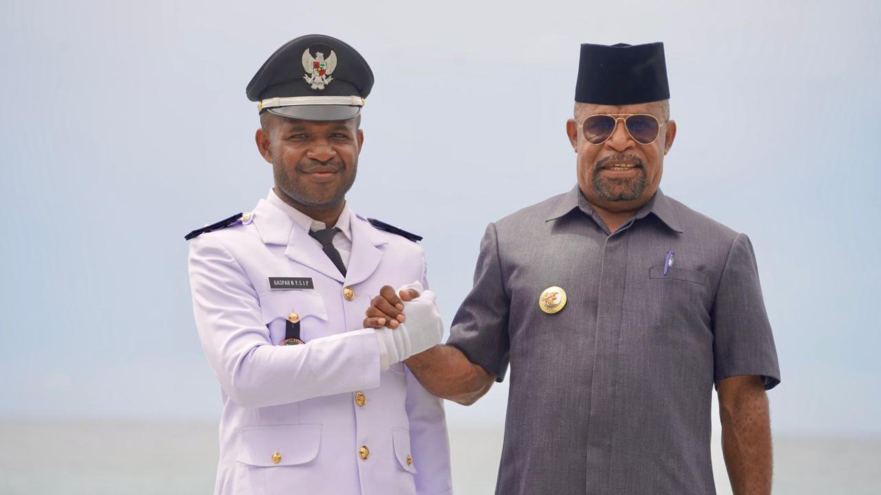 Foto bersama Bupati Jayapura, Dr. Yunus Wonda, S.H., M.H., dan Kepala Kampung Yongsu Spari, Gaspar Somilena.