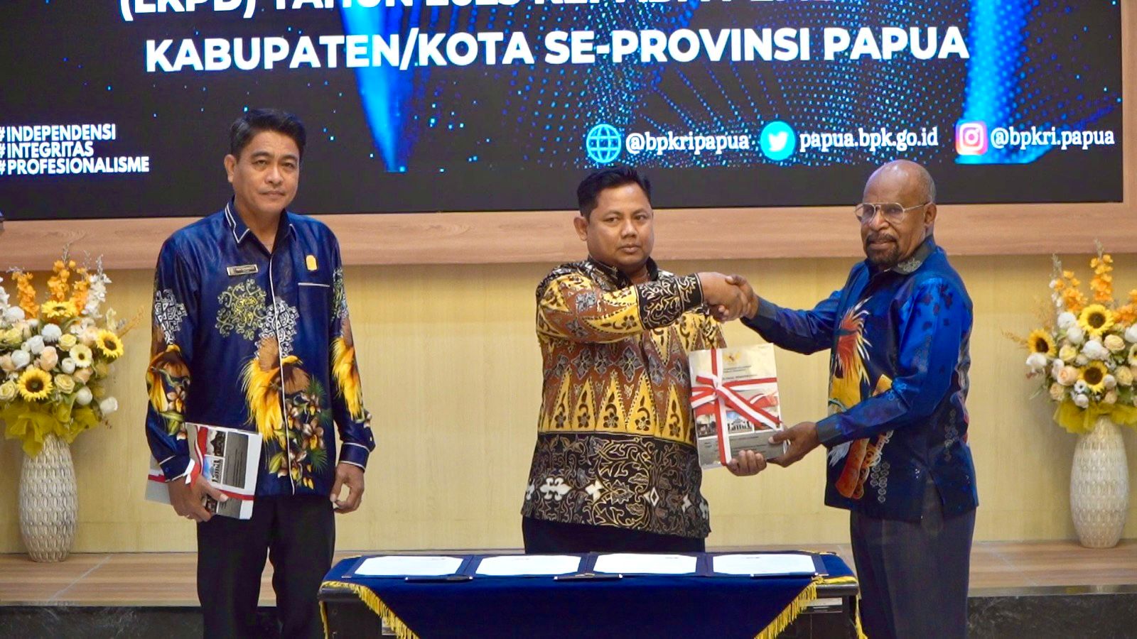 Kepala Badan Pemeriksan Keuangan perwakilan papua Bhuono Agung Nugroho, S.E., M.Si., Ak., CA, ACPA, CertDA, saat menyerahkan Laporan Hasil Pemeriksaan atas Laporan Keuangan Pemerintah Daerah (LKPD) Tahun Anggaran 2025, Kepada Pemerintah Kabupaten Jayapura yang diserahkan langsung oleh kepada Bupati Jayapura, Dr. Yunus Wonda, SH., MH., di aula kantor BPK Perwakilan Papua. Jumat (29/05/2026)