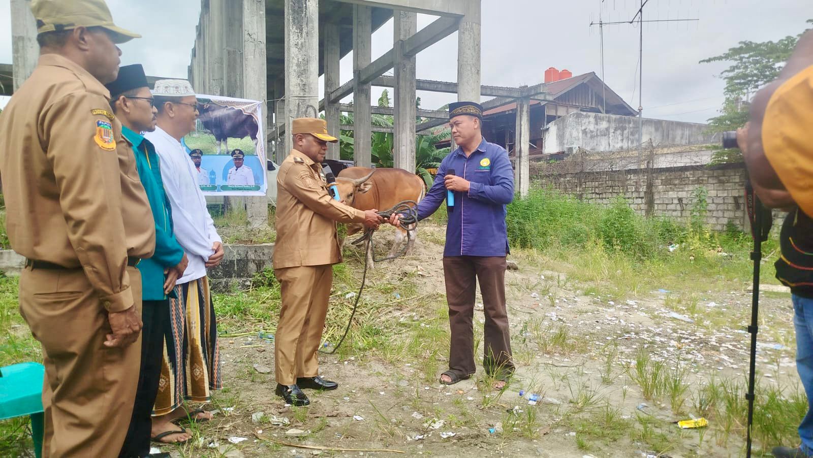 Wakil Bupati Jayapura, Haris Ricard S. Yocku, S.H., saat menyerahkan Hewan Kurban kepada Ketua Panitia Iduladha 1447 H/2026 M, di Masjid Al-Aqsa Sentani. Selasa (26/5/2026)