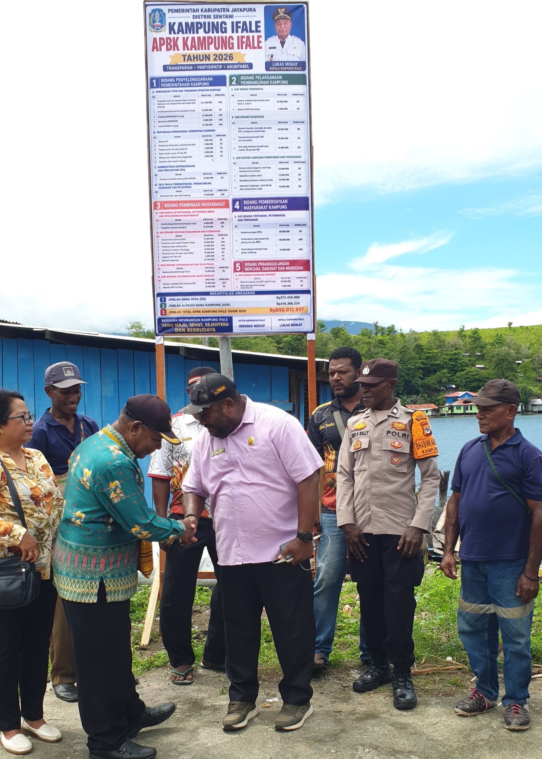 Kepala Distrik Sentani, Jack J. Puraro, M.Si., meninjau langsung pemasangan Papan Informasi sekaligus menyerahkan Dana Kampung di Kehiran, Kampung Ifale, Distrik Sentani. Jumat (22/5/2026)
