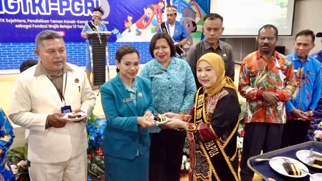Momen simbolis Bunda PAUD Provinsi Papua, Ny. Rafatul Mulkiyah Fakhiri menyerahkan potongan kue ulang tahun kepada Wakil Ketua I TP-PKK Jayapura, Ny. Anitha Hening F. Yocku, saat perayaan HUT ke- 76 IGTKI - PGRI.