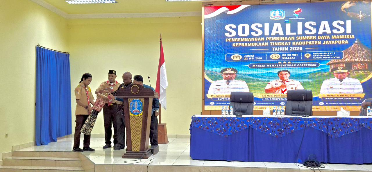 Staf Ahli Bupati Bidang Hukum dan Politik, Alfons Awoitauw, S.IP., didampingi Kepala Dispora Kabupaten Jayapura, Srihadi Pamenang, S.Pd., M.Pd., Ketua Kwarcab Gerakan Pramuka Kabupaten Jayapura, Alex R. Dusay saat menabuh tifa, Aula Lantai 2 Kantor Bupati Jayapura. Jumat (22/5/2026)