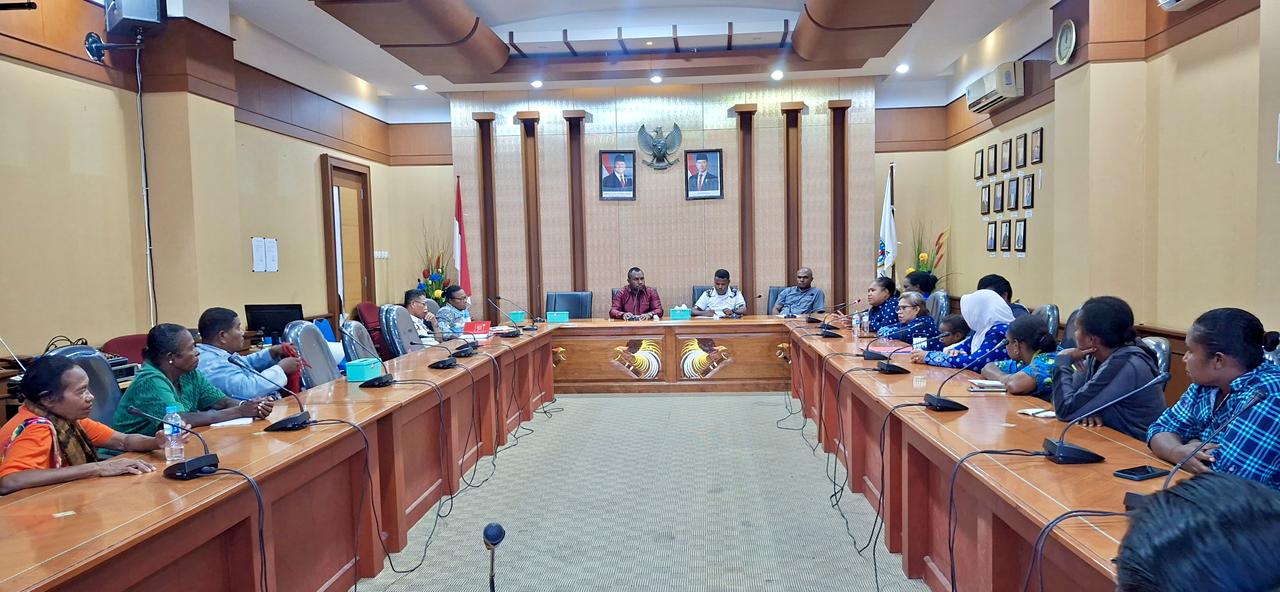 Suasana perwakilan guru PAUD dan TK saat menyampaikan aspirasi kepada Anggota Dewan Perwakilan Rakyat Kabupaten (DPRK) Jayapura di ruang rapat Kantor DPRK. Kamis (21/5/2026)