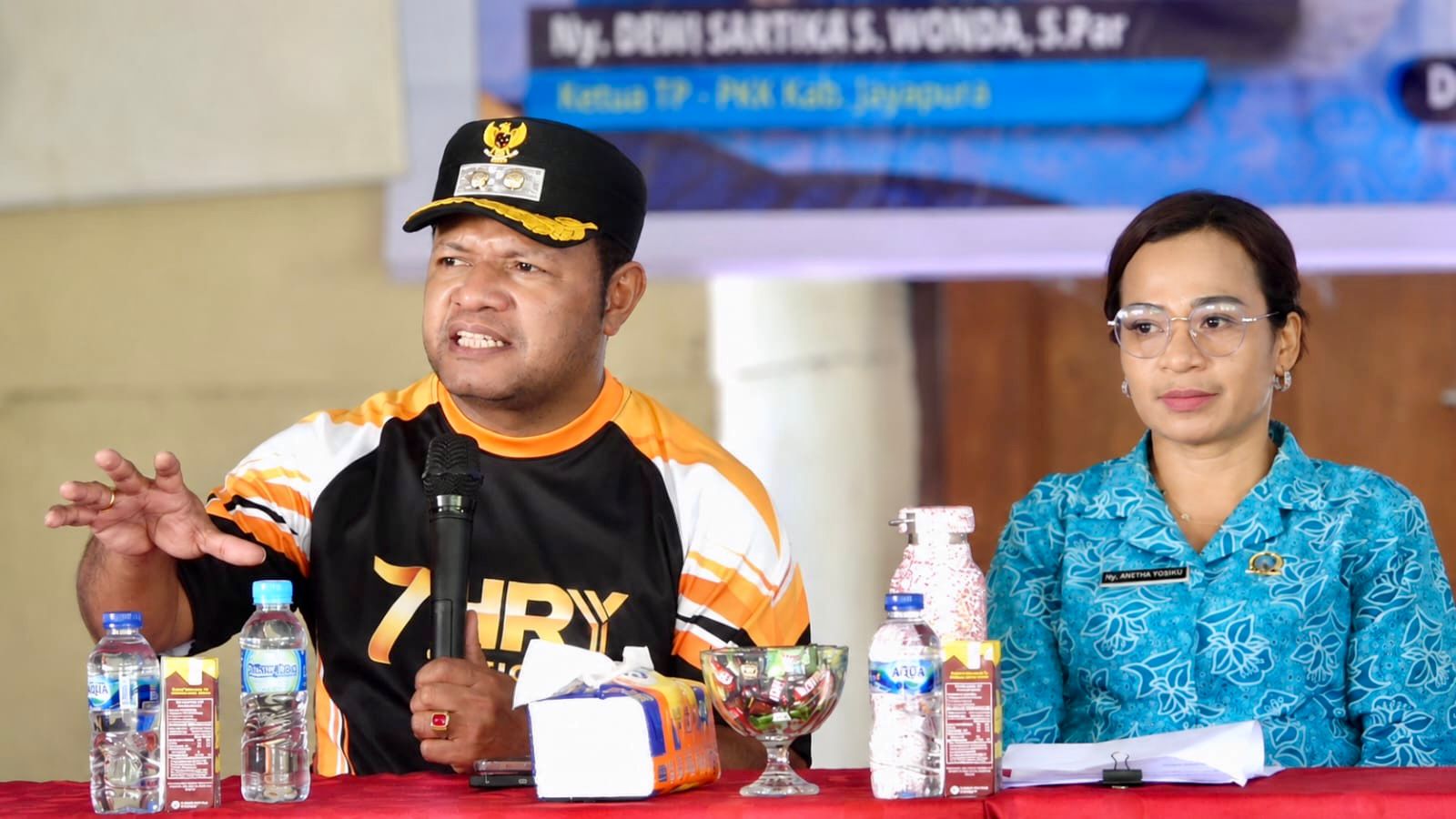 Wakil Bupati Jayapura, Haris Richard Yocku,SH., mendampingi Wakil Ketua I TP-PKK Kabupaten Jayapura, Ny. Anitha Hening F. Yocku, saat sapa warga di Distrik Kemtuk Gresi.