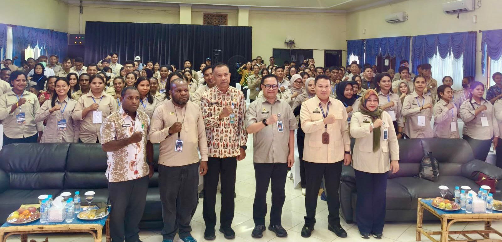 Asisten II Bidang Perekonomian dan Pembangunan Setda Kabupaten Jayapura, Dr. Abdul Rahman Basri, S.Sos., M.KP., bersama Plt. Deputi Bidang Promosi dan Kerja Sama Badan Gizi Nasional, Dr. Gunalan AP., M.Si., berfoto bersama seluruh peserta kegiatan sosialisasi.