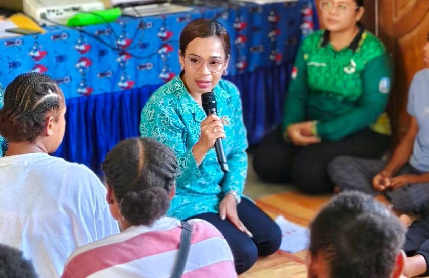 Ny. Anitha Hening F. Yocku menyapa dan memberikan edukasi kepada ibu hamil peserta Program SABUMIL di Distrik Kemtuk Gresi.