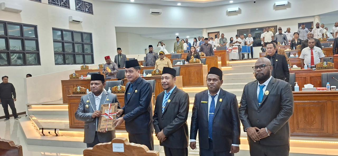 Ketua DPRK Kabupaten Jayapura, Ruddy Bukanaung, S.E., didampingi Wakil Ketua I, Wakil Ketua II, dan Wakil Ketua III DPRK saat menyerahkan rekomendasi kepada Wakil Bupati Jayapura, Haris Richard Yocku, S.H., dan disaksikan anggota DPRK Jayapura, Forkopimda, dan sejumlah pejabat di lingkungan Pemerintah Kabupaten Jayapura, di ruang persidangan DPRK Jayapura. Rabu (20/05/2026)