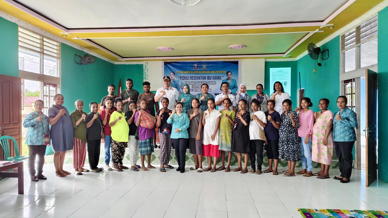 Wakil Ketua I TP-PKK Kabupaten Jayapura, Ny. Anitha Hening Yocku, berfoto bersama para ibu hamil pada kegiatan Sosialisasi Gerakan Sapa Ibu Hamil (SABUMIL) dan sosialisasi kesehatan di Distrik Nimboran.