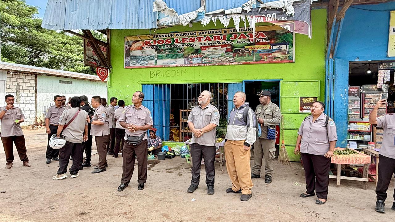Suasana Kepala Bapenda Kabupaten Jayapura, Budi Prodjonegoro Yokhu, S.STP., saat melakukan inspeksi mendadak (sidak) terhadap sejumlah papan reklame yang tidak memiliki izin di wilayah Distrik Sentani Timur. Selasa (19/05/2026)