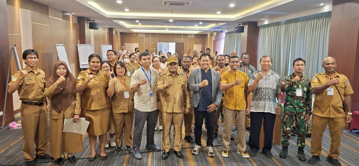 Wakil Bupati Jayapura, Haris Richard Yocku, S.H., saat foto bersama dengan Dinkes Kabupaten Jayapura, Narasumber dan Peserta TOT PLA Perkuat Penanganan Malaria, di Hotel Horizon Sentani. Senin (18/05/2026)