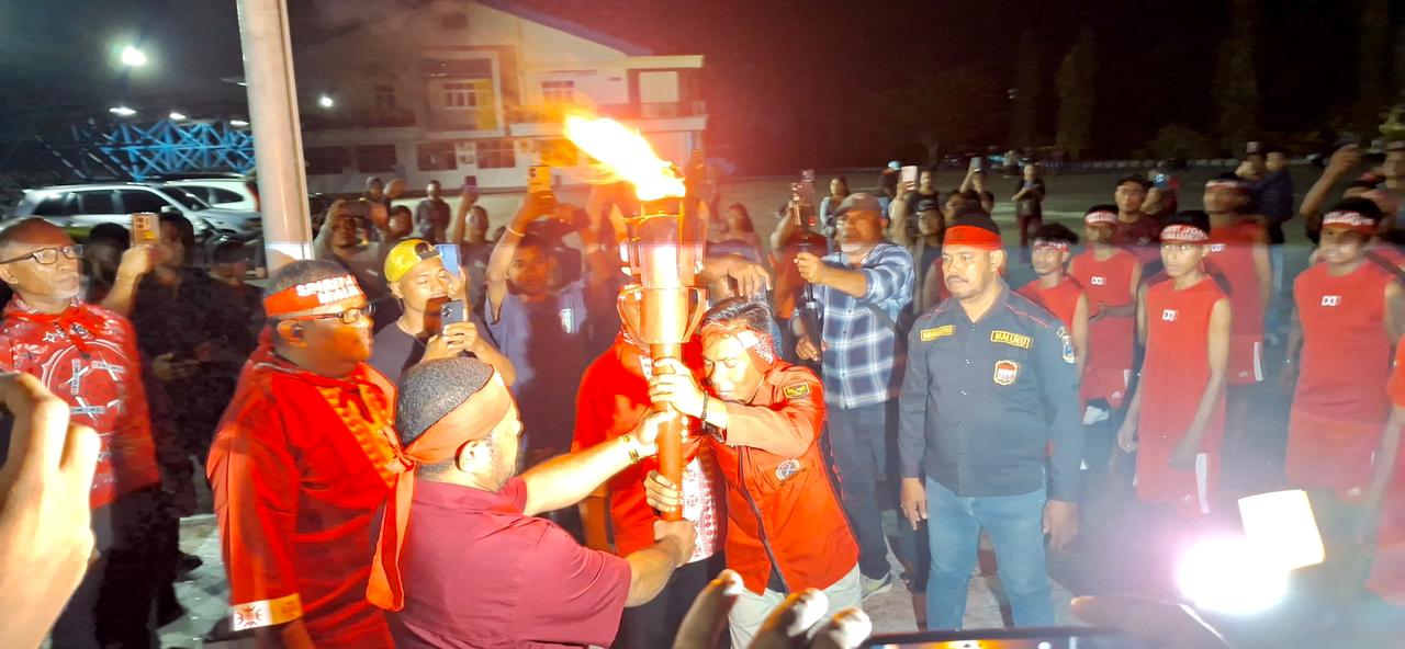 Suasana Wakil Bupati Jayapura, Haris Richard Yocku, S.H., menyerahkan obor Pattimura ke- 209 kepada Ikatan Keluarga Maluku di tanah Papua, di Lapangan Apel Gunung Merah Sentani, Kamis, 14/05/2026 malam.