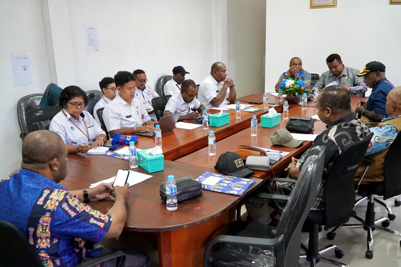 Suasana Rapat Dengar Pendapat di ruang rapat DPRK, Dihadiri Kepala Dinas Kominfo didampingi beberapa Kepala Bidang, Kasubag Program juga Staf.