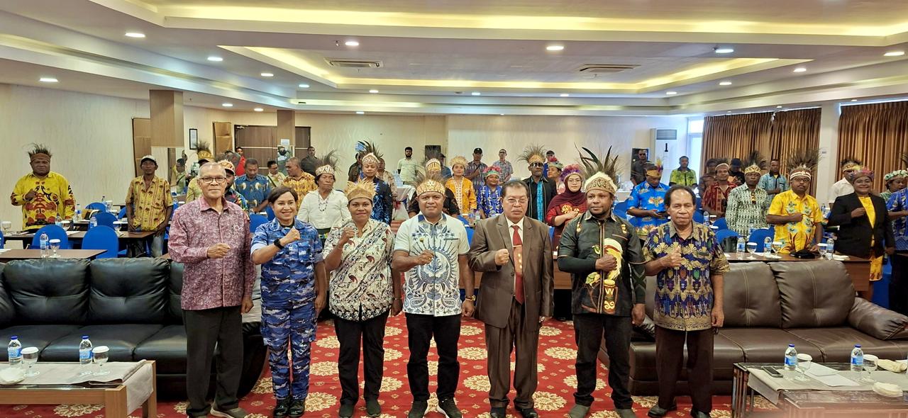 Foto bersama Ketua Umum Dewan Kesenian Tanah Papua Provinsi Papua, Prof. Dr. Nomensen Mambraku, Ketua DKTP Kab Jayapura terpilih Haris Richard Yocku, S.H., bersama pengurus dan undangan, di Hotel Horex Sentani. Sabtu (09/05/2026)