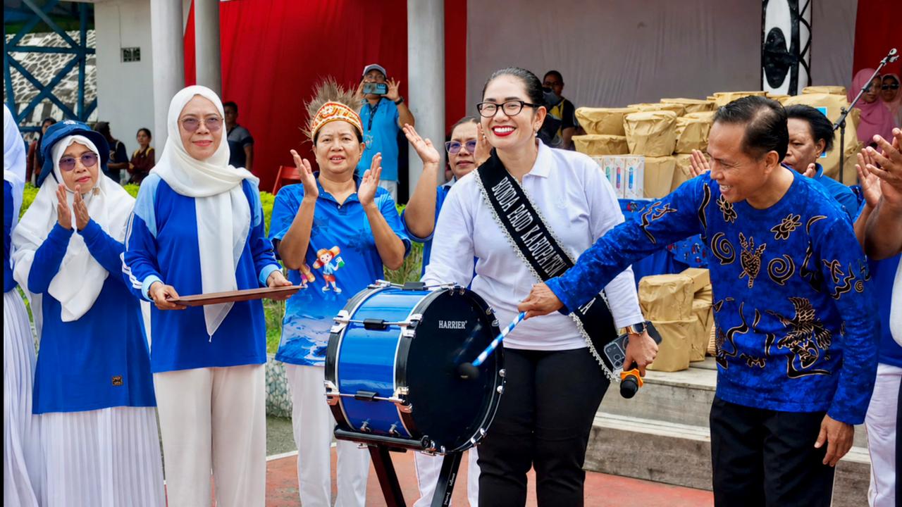 Bunda PAUD Kabupaten Jayapura Ny. Dewi Sartika Wonda, S.Par., selaku pimpinan acara menabuh bass drumband menandai rangkaian kegiatan segera mulai.