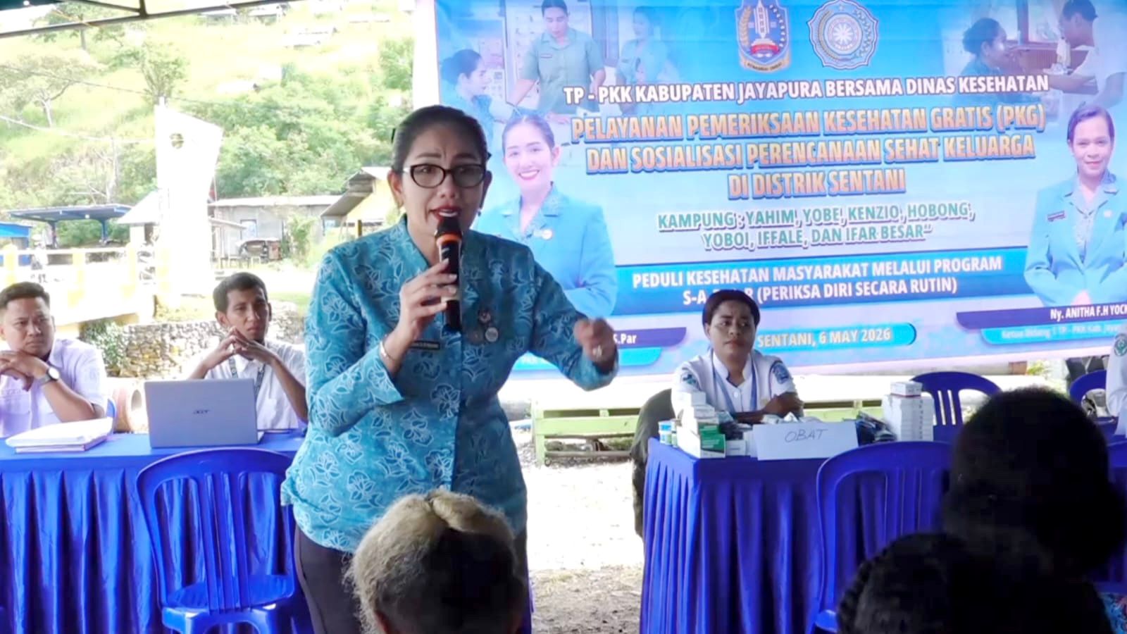 Ny. Dewi Sartika Wonda, S.Par., saat memberikan sosialisasi pada pelaksanaan kegiatan Pemeriksaan Kesehatan Gratis (PKG) di Kampung Ifar Besar, Distrik Sentani. Rabu (6/5/2026)
