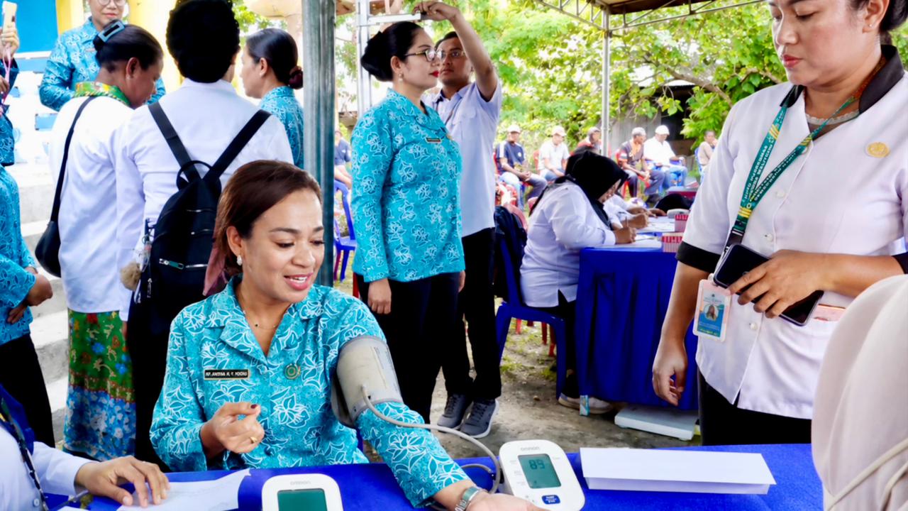 Ketua TP-PKK Kab. Jayapura Ny. Dewi Sartika Wonda, S.Par., (belakang) bersama Wakil Ketua I Ny. Anitha Hening F. Yocku (depan) turut serta menjadi peserta pertama tes kesehatan gratis